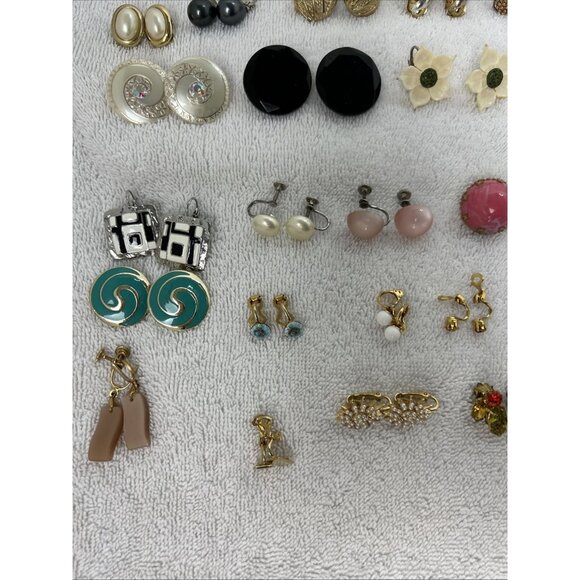 Vintage Lot Of Clip On & Screwback Earrings Over 60 Pairs - Picture 6 of 9